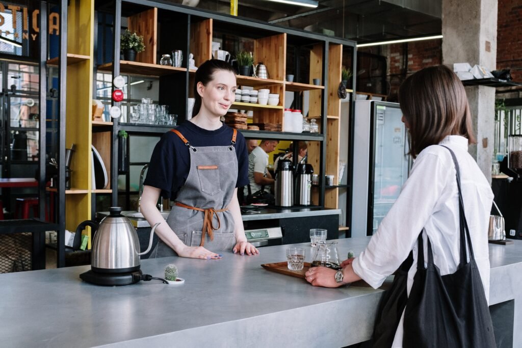 "Descubra o Charme: Uma Visão Acolhedora do Interior do Restaurante, com Mesas Elegantes e Iluminação Suave, Convidando para Momentos de Refeições Agradáveis."